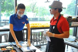 Nghệ sĩ Xuân Bắc livestream vào tận bếp, thêm hàng nghìn suất cơm nghĩa tình