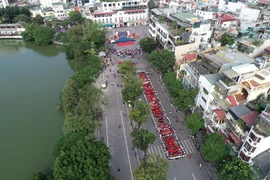 Ấn tượng hình ảnh thanh niên Thủ đô xếp chữ “1010 năm Thăng Long - Hà Nội”