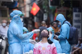 Đề xuất chi 100 tỷ đồng hỗ trợ nữ nhân viên y tế tuyến đầu chống dịch Covid-19