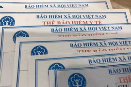 Tặng 2.500 thẻ bảo hiểm y tế cho đồng bào lũ lụt miền Trung