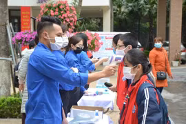 Thanh niên Thủ đô hỗ trợ học sinh trong ngày đầu tiên trở lại trường