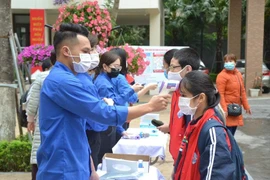 Thanh niên Thủ đô hỗ trợ học sinh trong ngày đầu tiên trở lại trường