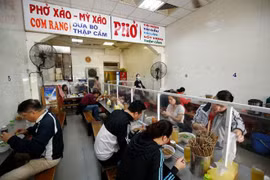 Hà Nội: Từ 14/10, nhà hàng được bán tại chỗ, xe buýt, taxi được hoạt động; quán bia vẫn đóng cửa