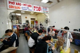 Hà Nội: Từ 14/10, nhà hàng được bán tại chỗ, xe buýt, taxi được hoạt động; quán bia vẫn đóng cửa