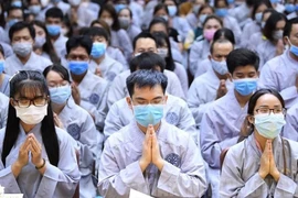 Vận động tín đồ tôn giáo đăng kí tiêm vaccine, sinh hoạt tôn giáo online