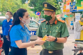 "Ly nước gửi anh" tiếp sức chiến sĩ Công an nơi tuyến đầu chống dịch