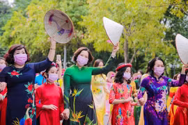 Phụ nữ Thủ đô "mặc áo dài - đeo khẩu trang - đi bầu cử"