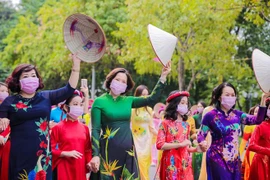 Phụ nữ Thủ đô "mặc áo dài - đeo khẩu trang - đi bầu cử"