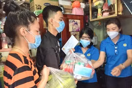 Tặng sổ tiết kiệm cho trẻ mồ côi là con đoàn viên công đoàn tử vong do Covid-19