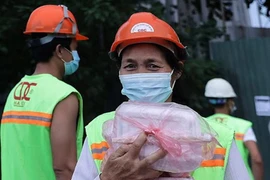 Hà Nội: Hơn 50 nghìn suất ăn tặng người dân khó khăn vượt qua dịch Covid-19