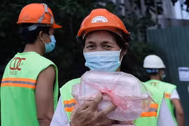 Hà Nội: Hơn 50 nghìn suất ăn tặng người dân khó khăn vượt qua dịch Covid-19
