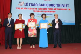 Trao giải Cuộc thi viết phụ nữ với ATGT và văn minh đô thị