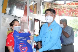 Dành 40 tỷ đồng mua nhu yếu phẩm hỗ trợ công nhân TP.HCM