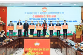 Trao kinh phí hỗ trợ mua thiết bị học tập cho học sinh đặc biệt khó khăn