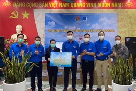 Thanh niên Hà Nội tặng quà hỗ trợ công tác phòng, chống dịch bệnh Covid-19 tại Hà Giang