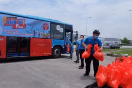 Hà Nội: Đưa “xe buýt siêu thị 0 đồng” phục vụ người lao động