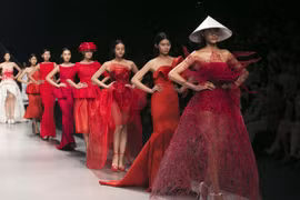 Hoàng Minh Hà làm “bùng nổ” khán phòng Tuần lễ thời trang quốc tế Việt Nam