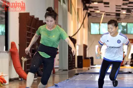 Xem các nữ võ sỹ Việt... đá bóng để ép cân tới Olympic 2016