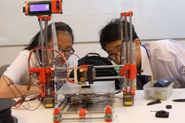 Học sinh RMIT Việt Nam sáng chế thành công robot lau kính