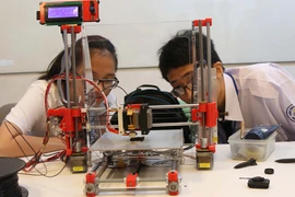 Học sinh RMIT Việt Nam sáng chế thành công robot lau kính