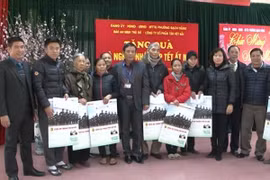 Tặng quà cho 82 hộ nghèo nhân dịp Tết Nguyên đán Ất Mùi