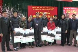 Tặng quà cho 82 hộ nghèo nhân dịp Tết Nguyên đán Ất Mùi