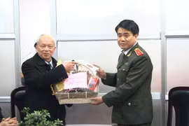 CATP Hà Nội chúc Tết các gia đình chính sách, gia đình làm kinh tế giỏi 