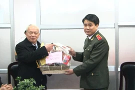 CATP Hà Nội chúc Tết các gia đình chính sách, gia đình làm kinh tế giỏi 