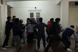 Cuộc ẩu đả bên hành lang tòa án