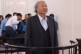 Mở hàng chục tài khoản "hứng tiền" bất chính cho con