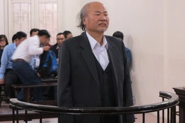 Mở hàng chục tài khoản "hứng tiền" bất chính cho con