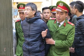 Giang Kim Đạt cùng bố đẻ tái hầu tòa