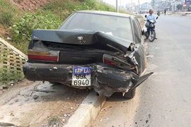  Nhiều người đuổi theo xe ô tô gây tai nạn lúc rạng sáng