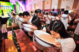 Choáng với cuộc thi uống bia bằng bát to như… bồn rửa mặt