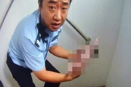 Phẫn nộ người mẹ bỏ rơi con trong nhà vệ sinh công cộng khi vừa chào đời