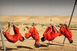 IS lại gây sốc bằng cách treo ngược tù nhân và thiêu sống trên xích sắt