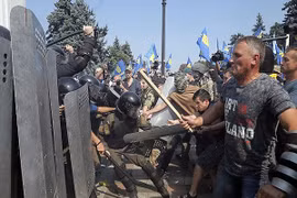 Ukraine: Đụng độ bên ngoài tòa nhà quốc hội, phản đối "luật tự trị" cho Donbass