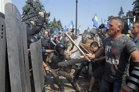 Ukraine: Đụng độ bên ngoài tòa nhà quốc hội, phản đối "luật tự trị" cho Donbass
