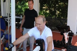 Video: Tổng thống Nga Putin và Thủ tướng Medvedev cùng nhau tập thể hình