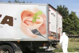 Chấn động: Phát hiện chiếc xe tải chứa hơn 50 thi thể người tị nạn