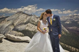 Ngất ngây ngắm bộ ảnh cưới "thiên đường" trên độ cao gần 1.500m