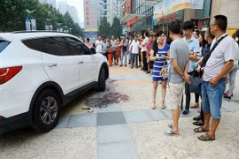 Con trai 2 tuổi chết thảm vì mẹ quá ham nghịch điện thoại