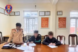 Xử lý nhóm 'quái xế' lạng lách, tạt đầu ô tô trên cầu Nhật Tân