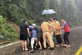 Xúc động hình ảnh chiến sĩ CSGT Lâm Đồng cùng người dân lăn đá dọn đường, trước lúc hy sinh