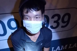 Gặp cảnh sát 141, 'con nghiện' bỏ chạy, phi tang ma túy