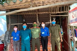 Anh tình nguyện viên nghèo và những bó rau muống đầy nghĩa tình 