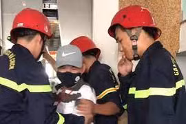 Cảnh sát PCCC cạy cửa thang máy bị mắc kẹt, đưa 9 người ra ngoài an toàn