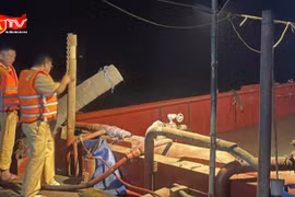 Bắt giữ 5 tàu khai thác cát trái phép ở cửa biển Nam Định