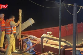 Bắt giữ 5 tàu khai thác cát trái phép ở cửa biển Nam Định