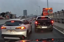 Phạt 2,5 triệu đồng lái xe bán tải vô cớ chèn ép xe khác gây cản trở giao thông